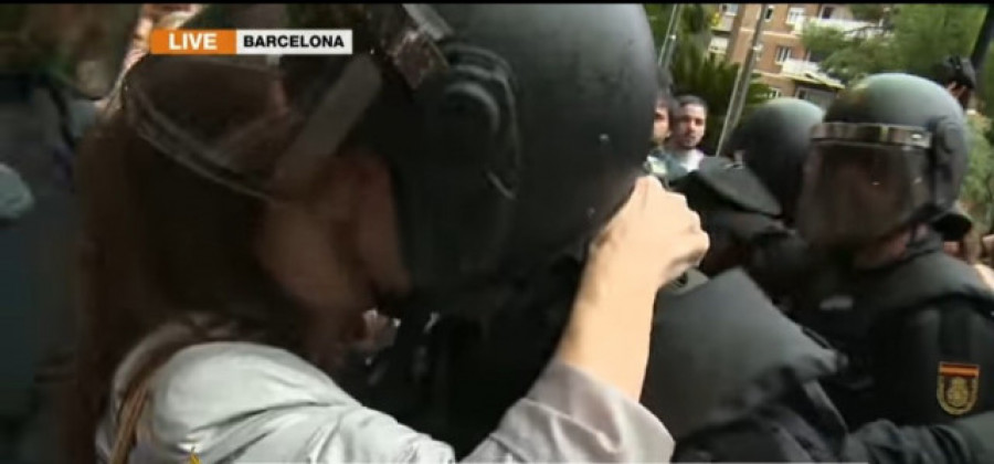 Uno de los policías del 1-O denuncia el beso no consentido de una manifestante