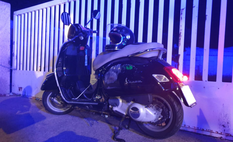 El conductor de una motocicleta resulta herido tras sufrir una salida de vía en Cambados