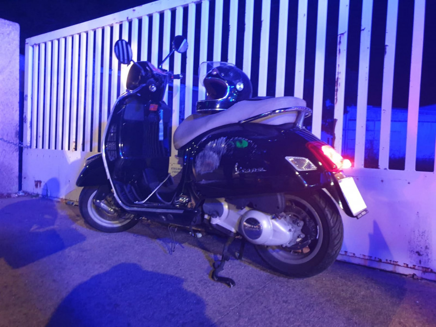 El conductor de una motocicleta resulta herido tras sufrir una salida de vía en Cambados