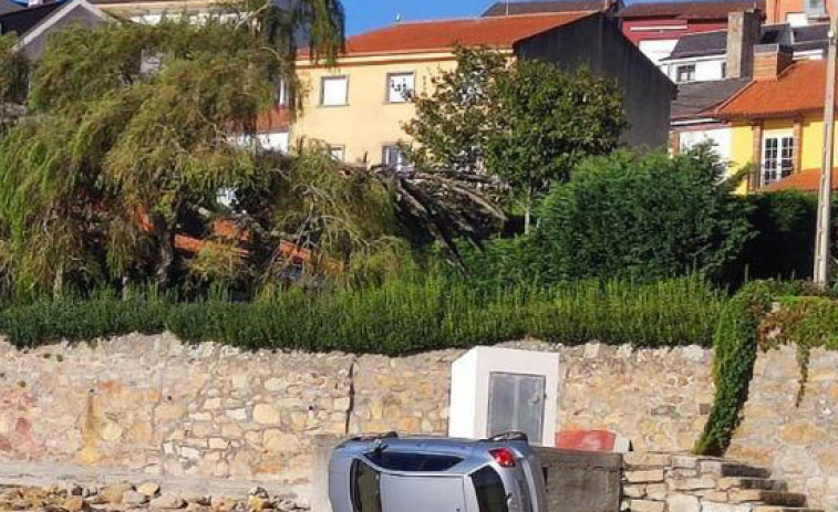 Un coche acaba precipitándose desde una calle de Palmeira a la playa de A Cambra