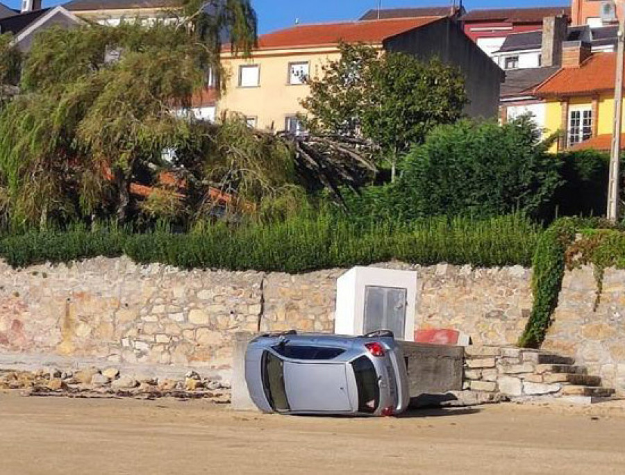 Un coche acaba precipitándose desde una calle de Palmeira a la playa de A Cambra