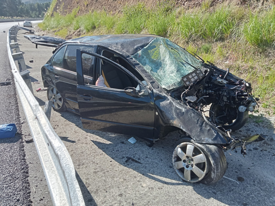 Herido un conductor en un accidente en la Autovía do Barbanza, en Ribeira, y cuyo coche dio varias vueltas de campana