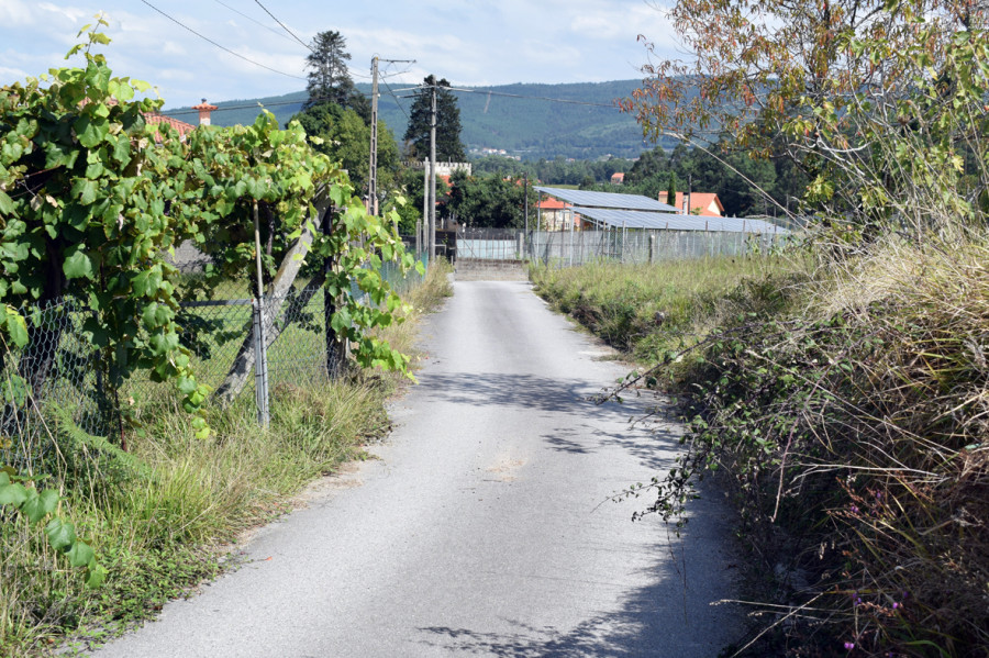 Valga ensancha y mejora un camino en Barro