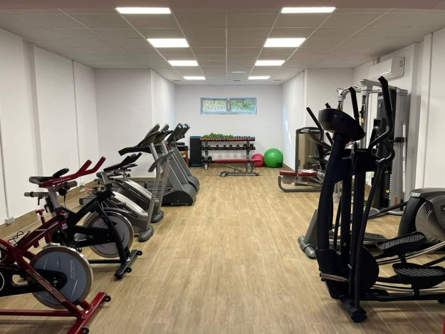 Meis estrena gimnasio en el pabellón, que pronto tendrá también suelo nuevo