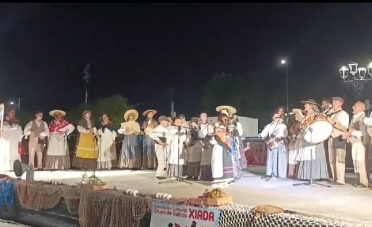 Los grupos folclóricos Xiada, Virgen del Carrascal y de Lordero se hermanan en un festival durante el Nazareno en A Pobra