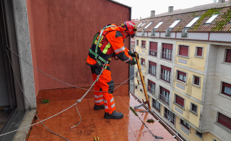 Se desprende una barandilla del edificio okupa de Abesadas y cae sobre la Rúa Alcalde Fernández Bermúdez