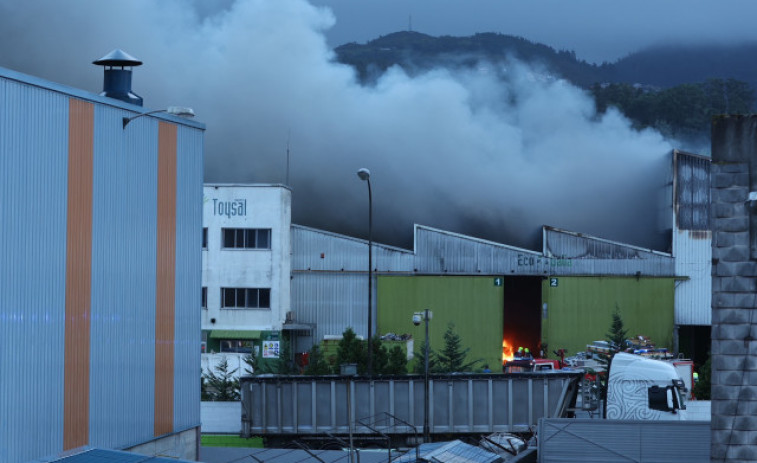 Controlado un incendio declarado en una nave del punto limpio de Vigo