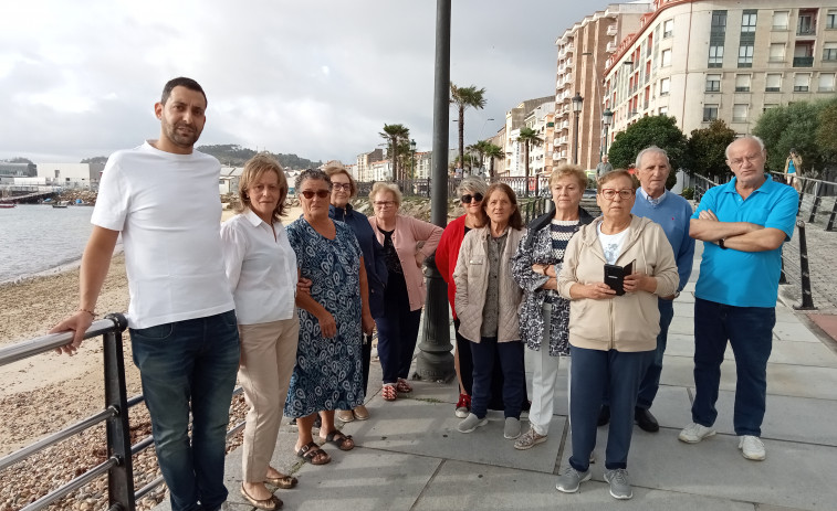 Residentes en el barrio das Carolinas, en Ribeira, denuncian los hedores en sus casas a causa del alcantarillado