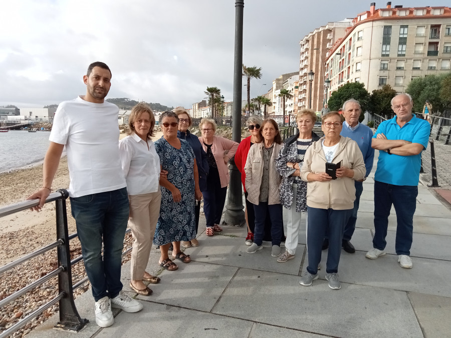 Residentes en el barrio das Carolinas, en Ribeira, denuncian los hedores en sus casas a causa del alcantarillado