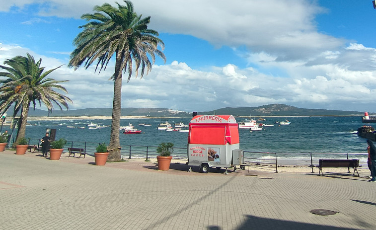 Recoge firmas para que le permitan mantener la ubicación de su churrería en el puerto de Corrubedo