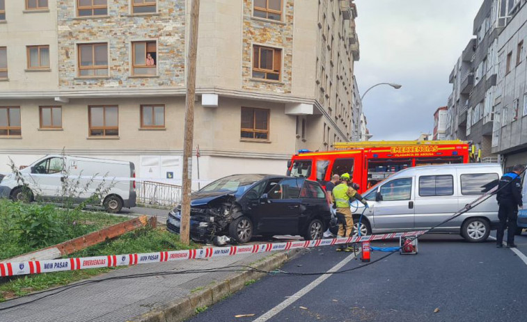 Una persona herida en un aparatoso accidente en la avenida Agustín Romero, en Vilagarcía