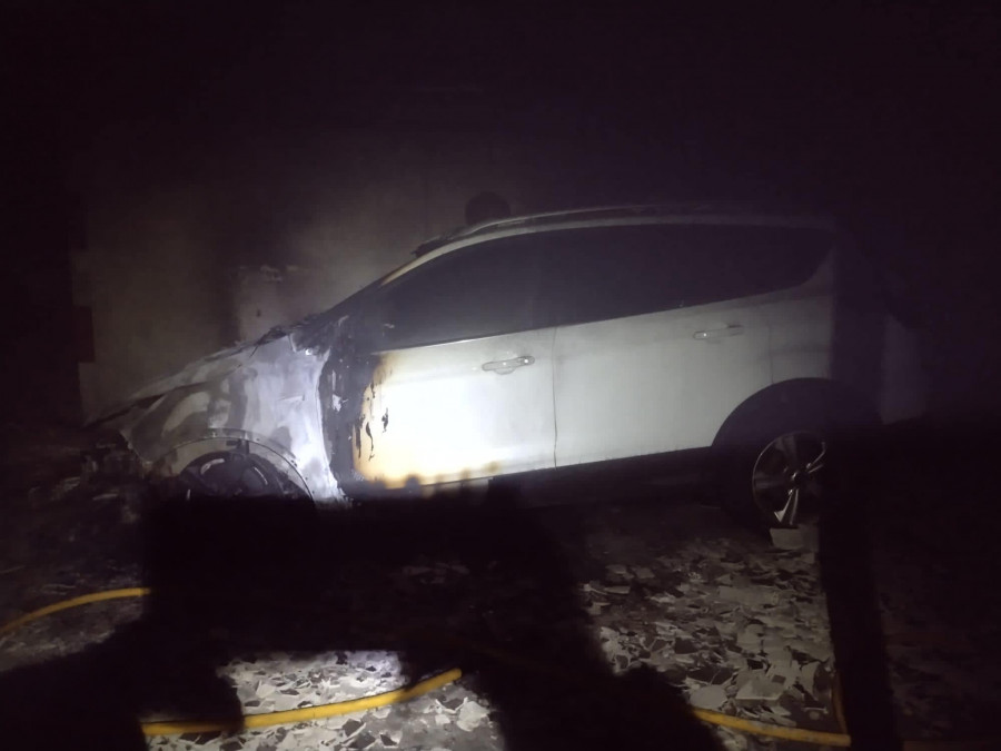 Un incendio de un vehículo en un garaje obliga a evacuar dos bloques de viviendas en Boiro