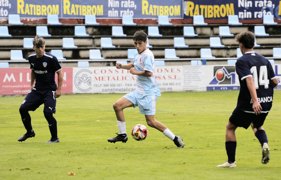 El Arosa juvenil recibe al Real Oviedo, intratable líder