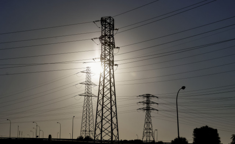 El precio de la luz cae este domingo un 24,5%, hasta los 83,01 euros/MWh