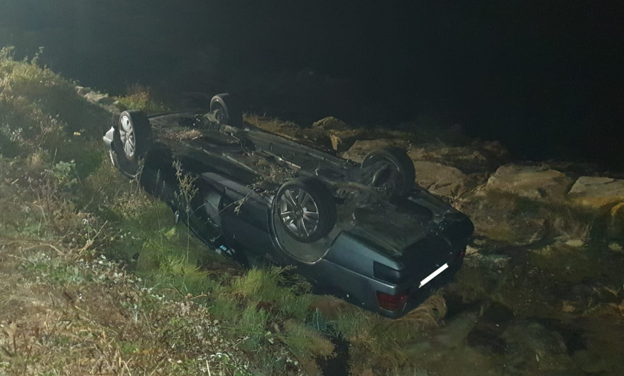 Un conductor acaba con su coche volcado en Tragove tras una maniobra para dejar pasar a otro turismo