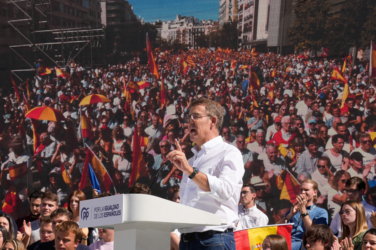 El liu0301der del Partido Popular, Alberto Nuu0301nu0303ez Feijou0301o, durante el acto del PP celebrado en la plaza de Felipe II 