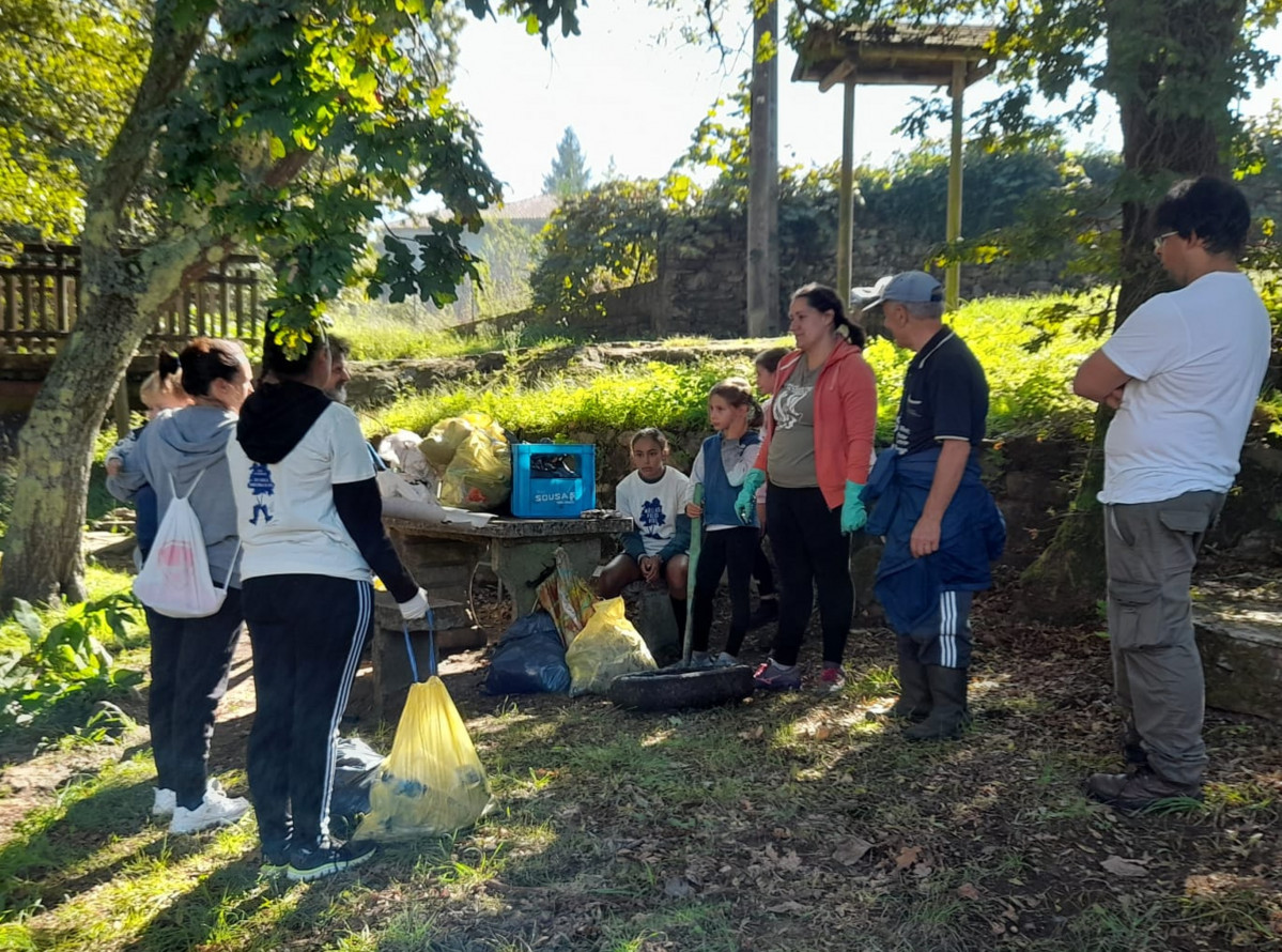 Ecoloxistas de Catoira limpieza río Catoira