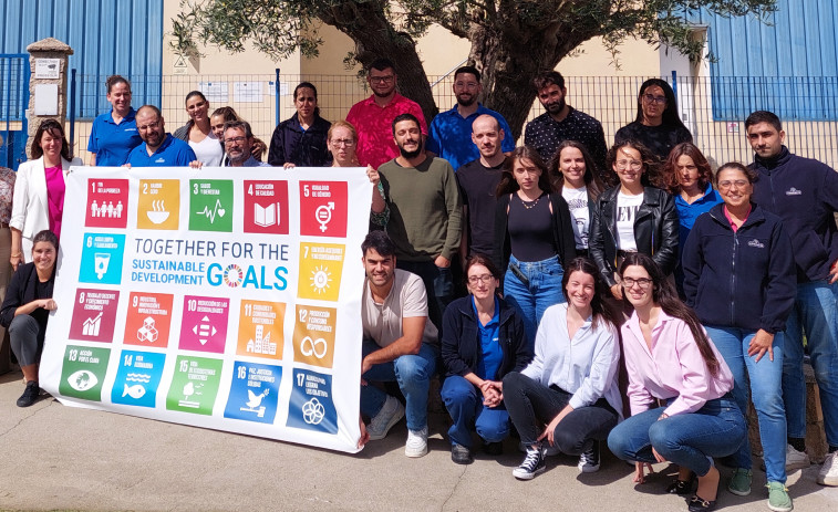 Trabajadores de Congalsa alzan la bandera de los Objetivos de Desarrollo Sostenible, iniciativa promovida por la ONU