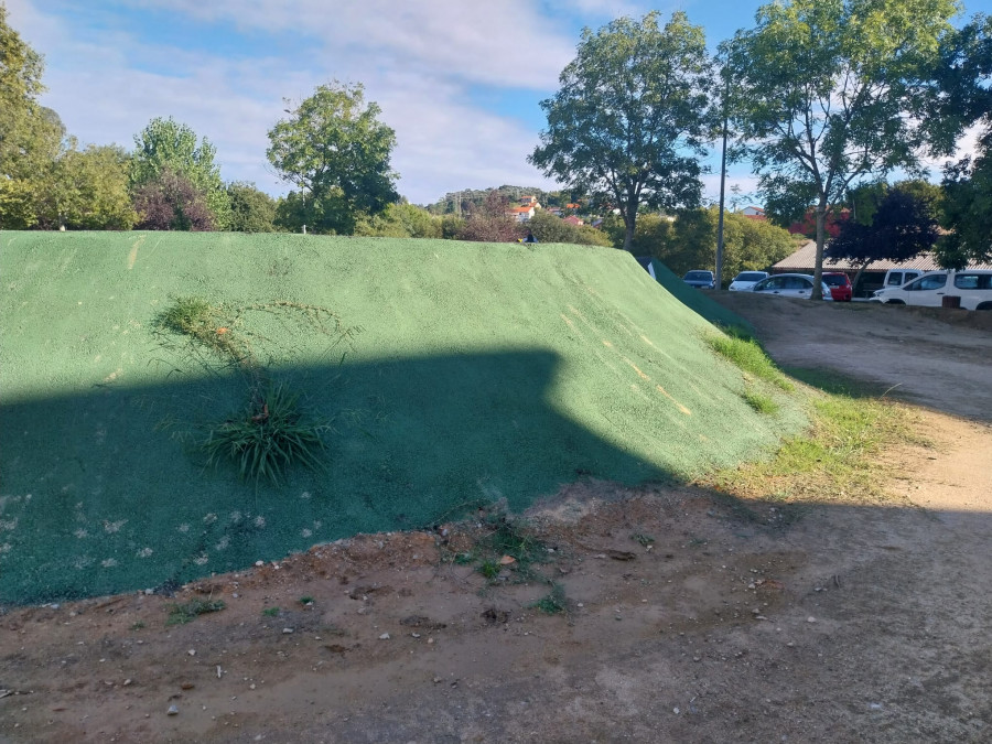 El nuevo pumptrack de As Carolinas tiene maleza