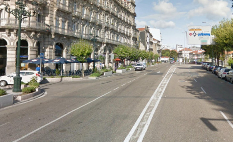Un conductor ebrio estampa su coche contra una marquesina en Vigo