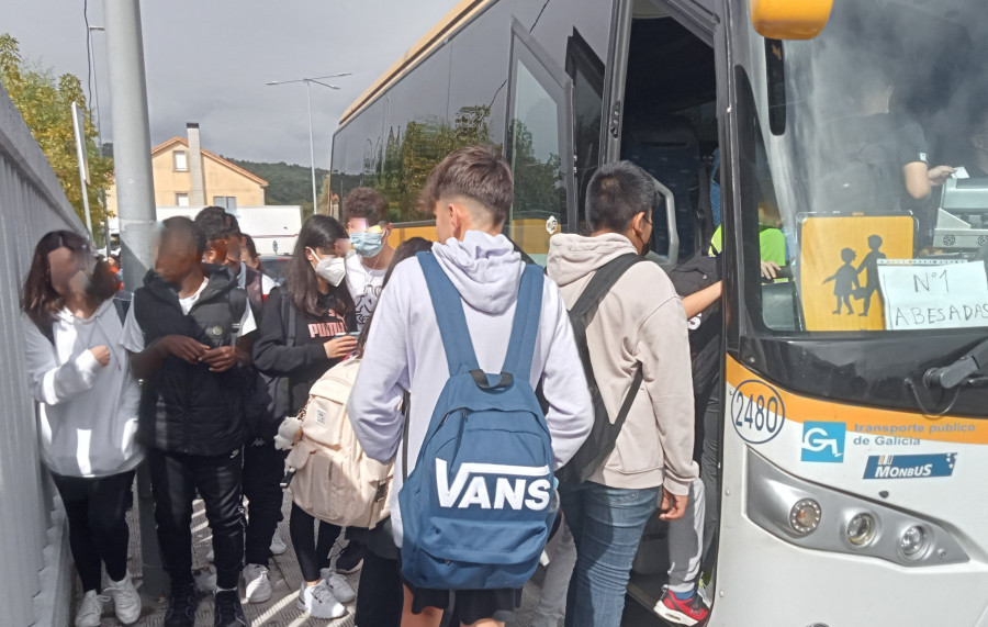 La concesionaria del transporte escolar y regular en Ribeira estudiará la viabilidad de propuestas de mejora del servicio