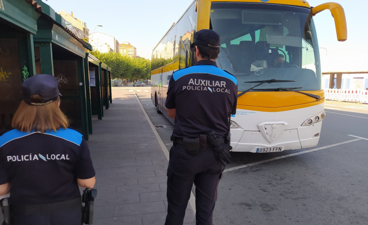 Usuarios que quedan fuera del autobús de Ribeira a Corrubedo, pasando por el hospital, bloquearon su salida