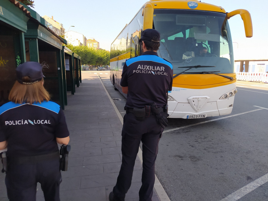Usuarios que quedan fuera del autobús de Ribeira a Corrubedo, pasando por el hospital, bloquearon su salida