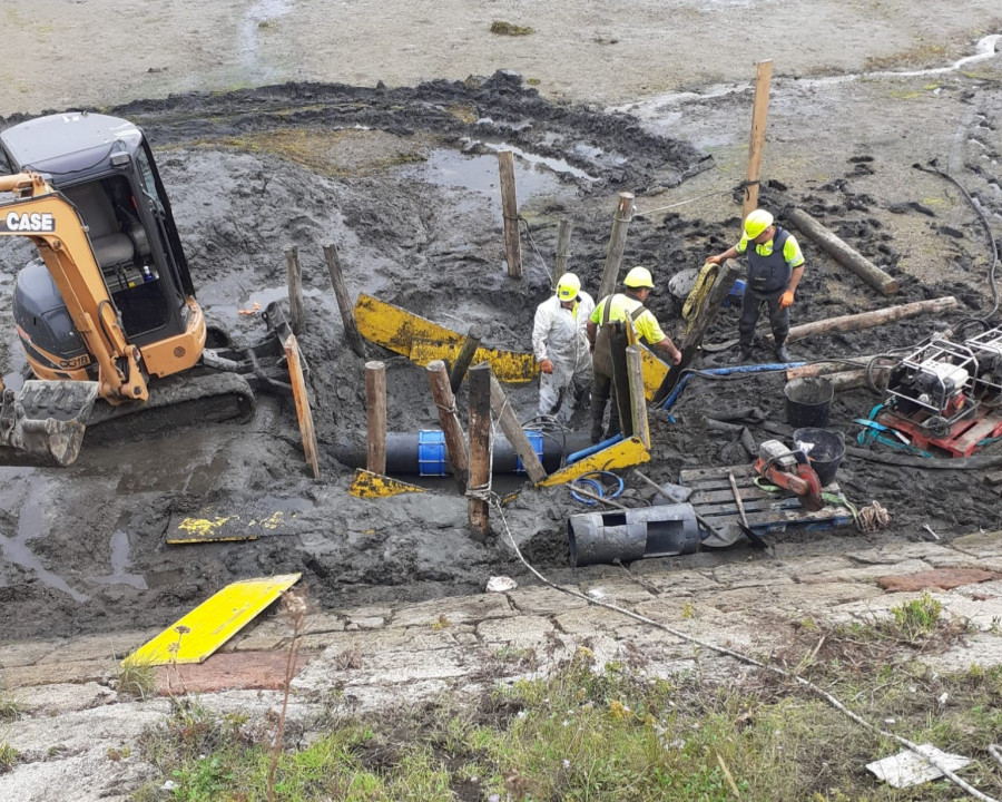 La enésima fuga de la tubería de agua potable a O Grove urge la necesidad de renovar la red