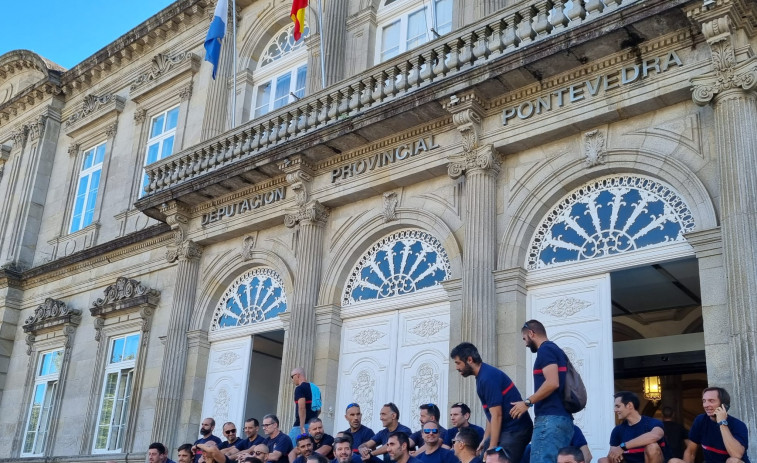 Los Bomberos acuden al Pleno de la Diputación para pedir una mesa de negociación