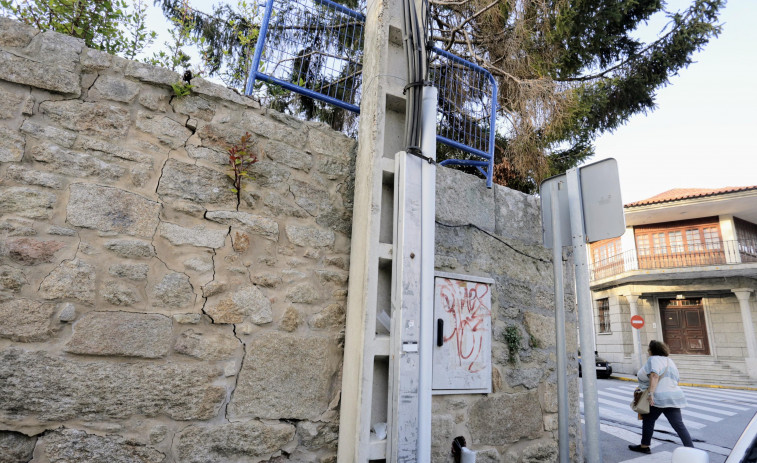 Cambados reparará una parte del muro perimetral de la biblioteca con una ayuda provincial de 14.000 euros