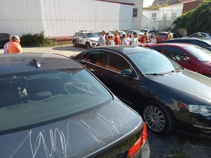 Aparecen rayados unos 40 coches en el parking de Agustín Fernández Oujo y en Rúa Cordieiro, en Ribeira