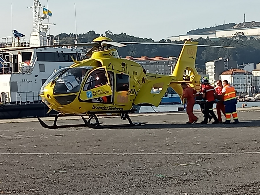 Trasladan en helicóptero al Clínico a una septuagenaria que sufrió un infarto en el centro de salud de Ribeira