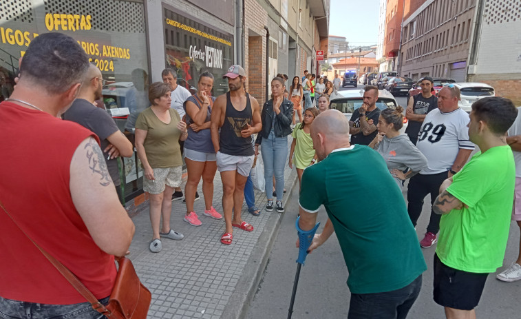 Vecinos de Ribeira se concentrarán y recogerán firmas para pedir más vigilancia tras aparecer 40 coches rayados