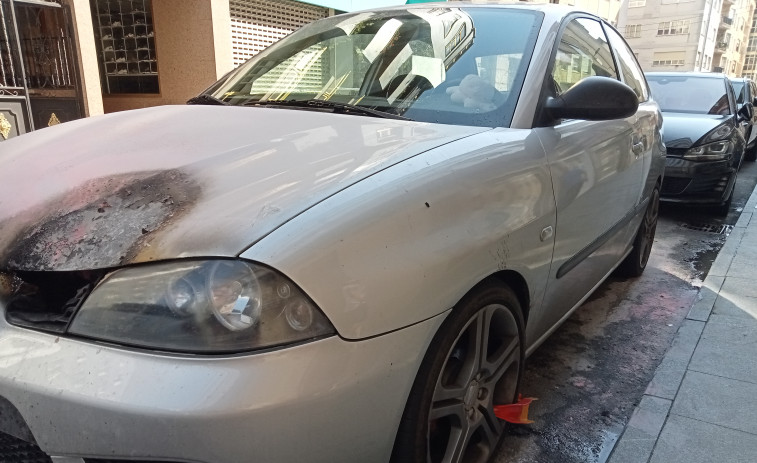 Se incendia parcialmente en Ribeira un coche que fue inmovilizado al dar su conductor positivo en alcohol