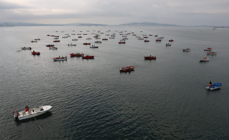 Mar muestra a las cofradías de Arousa su disposición a financiar otro paro en el libre marisqueo