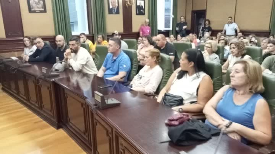 El Gobierno de Ribeira se compromete a reforzar la presencia policial y a estudiar instalar cámaras de videovigilancia