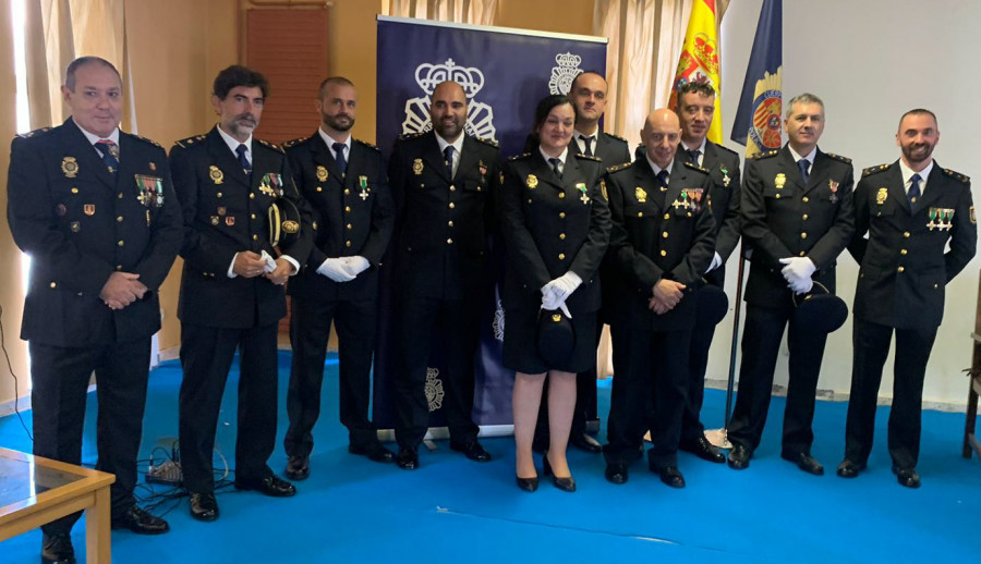 La Policía Nacional hace un reconocimiento al profesor vigués que rescató a un menor en la playa de O Vilar en Semana Santa