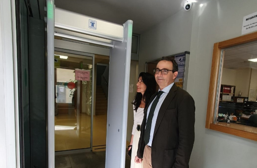 Xustiza instala un arco detector de metales en los juzgados de Cambados