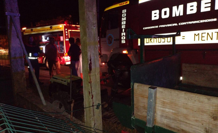 Herido un hombre tras quedar atrapado entre su motocultor y un poste en Cespón