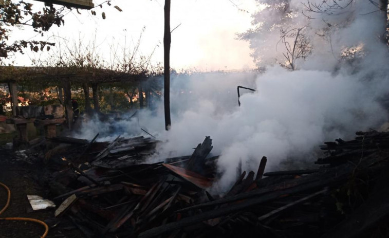 El cierre de parques obliga a los bomberos de O Morrazo a intervenir en un incendio en Sisán