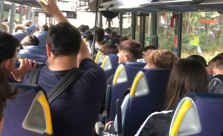 Continúan las quejas por el transporte del IES Leliadoura: Buses abarrotados y alumnos de pie