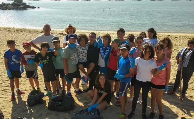 Alumnos de A Pobra retiran 63 kilos de residuos de la playa de A Lombiña