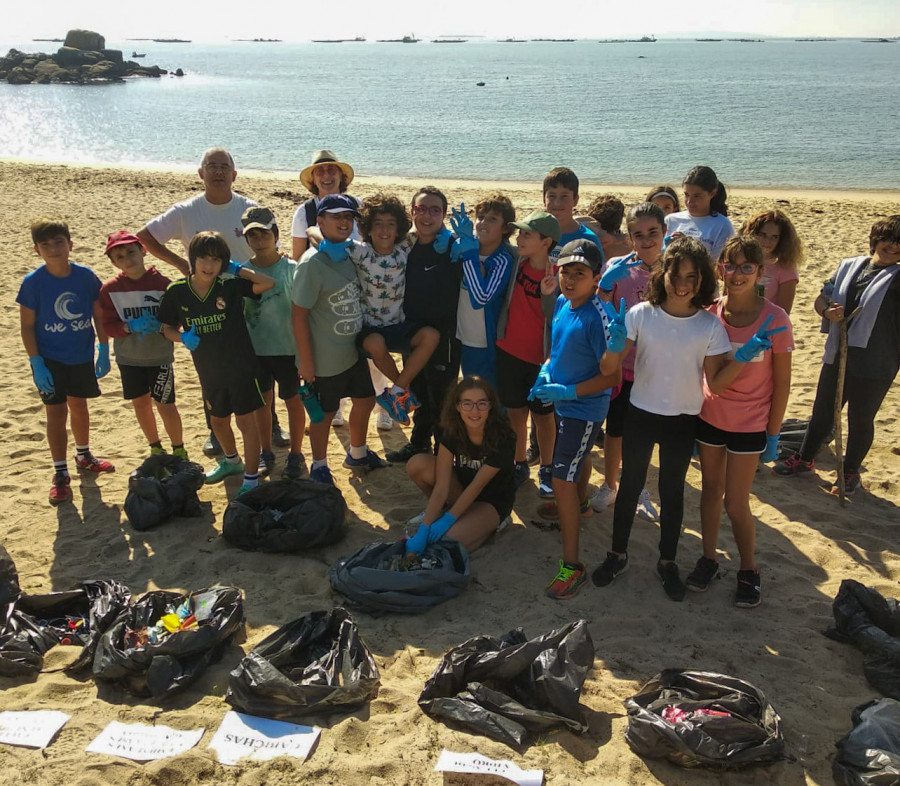 Alumnos de A Pobra retiran 63 kilos de residuos de la playa de A Lombiña