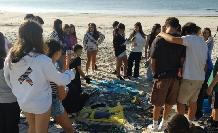 Alumnos de As Bizocas retiran cerca de 90 kilos de residuos de la playa de Area Cruz