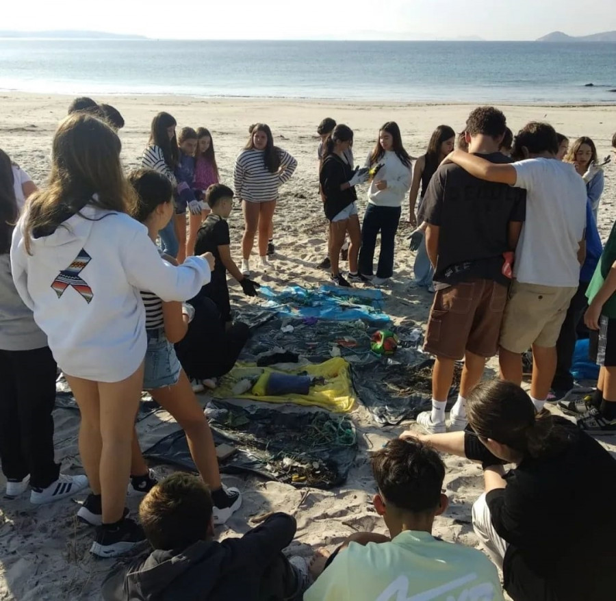 Alumnos de As Bizocas retiran cerca de 90 kilos de residuos de la playa de Area Cruz