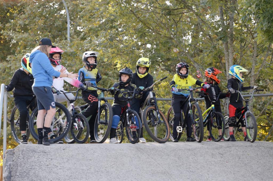 Giros imposibles en el “pump track” de Vilagarcía