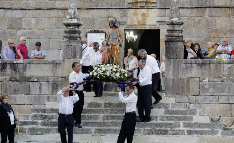 Procesión, escalinata y boliños preñados en Fefiñáns para celebrar las Angustias