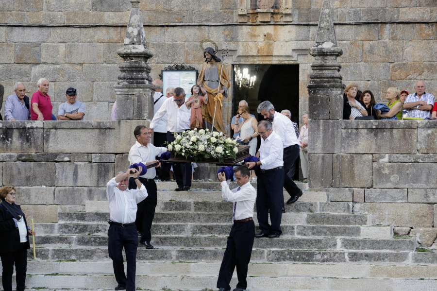 Procesión, escalinata y boliños preñados en Fefiñáns para celebrar las Angustias