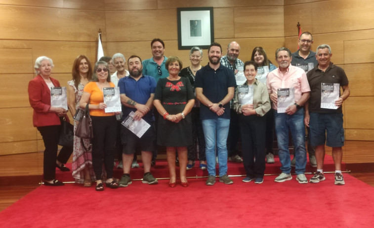 Una docena de cambadeses reciben sus diplomas del curso para mayores de la USC