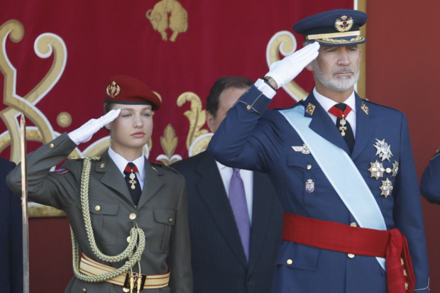 La princesa Leonor se estrena con uniforme militar en la Fiesta Nacional